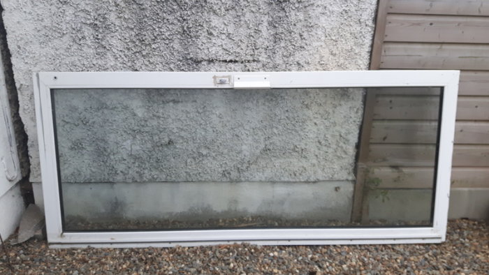 Демонтированная дверь из стекла